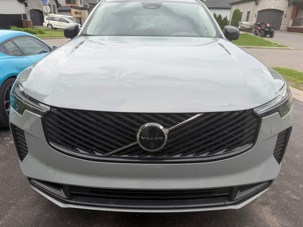 Volvo avec capot redressé après la réparation chez Auto Elvis