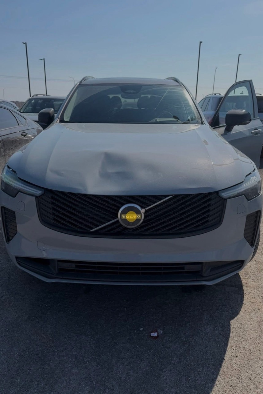 Volvo avec capot endommagé avant la réparation chez Auto Elvis
